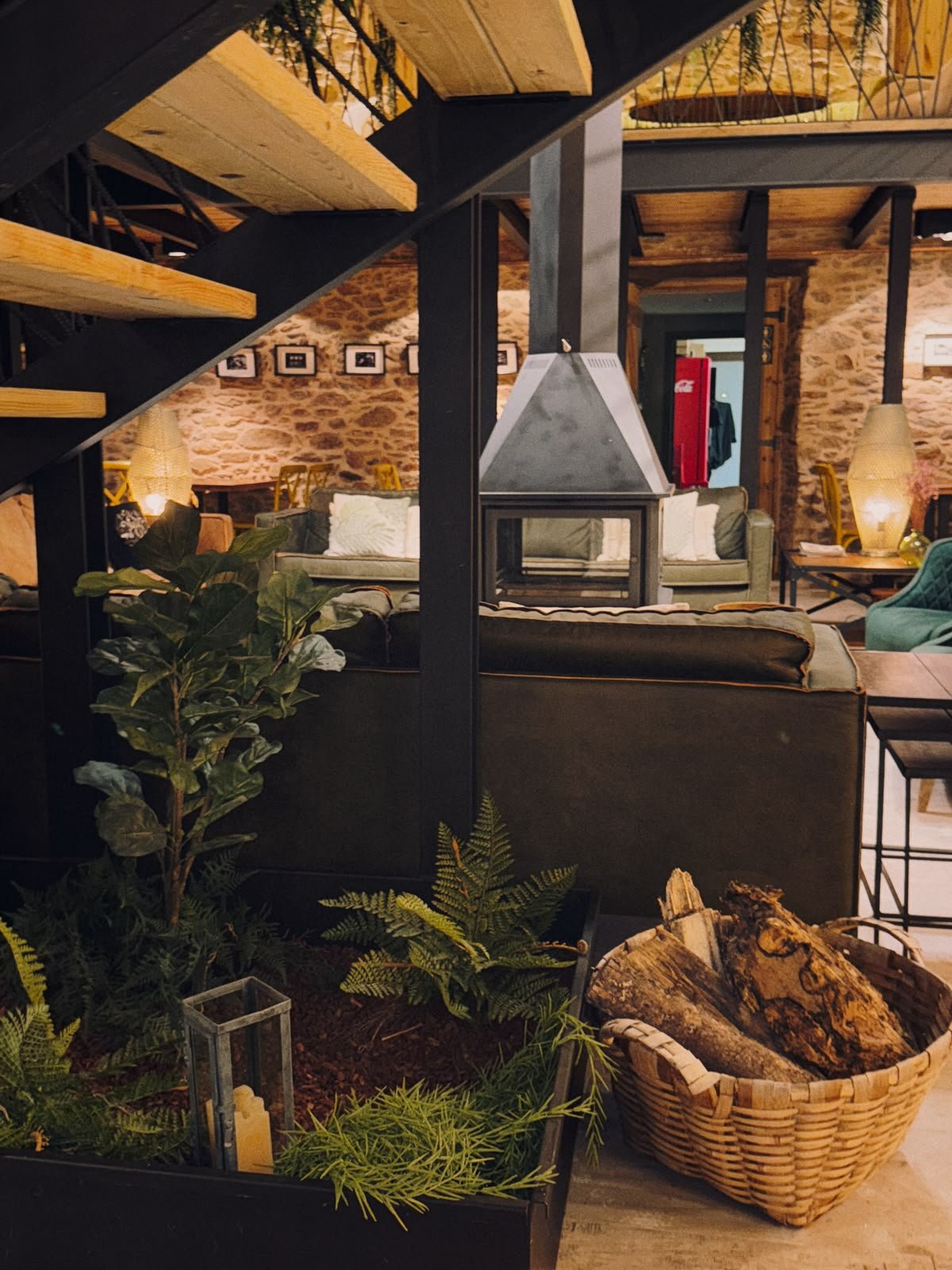 Sala de estar con la chimenea suspendida y la estructura de acero negro