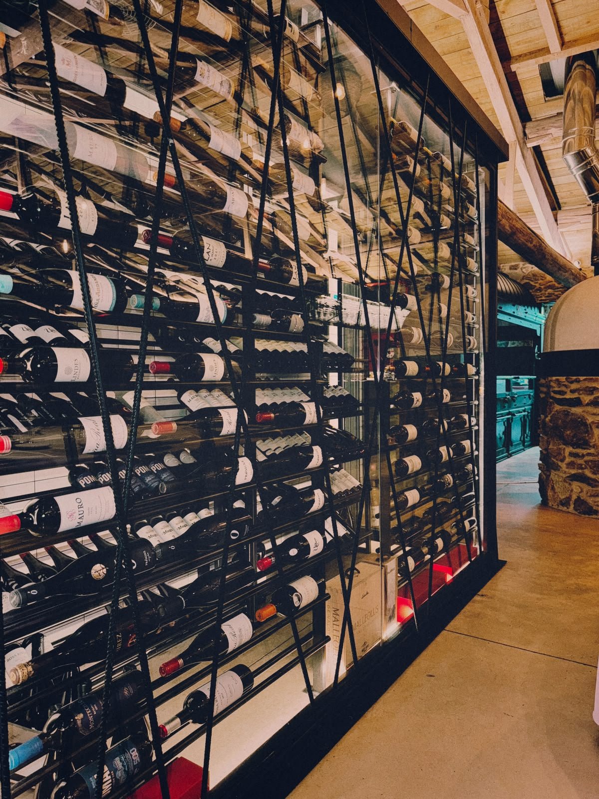 Botellero acristalado con la pared de vinos del asador