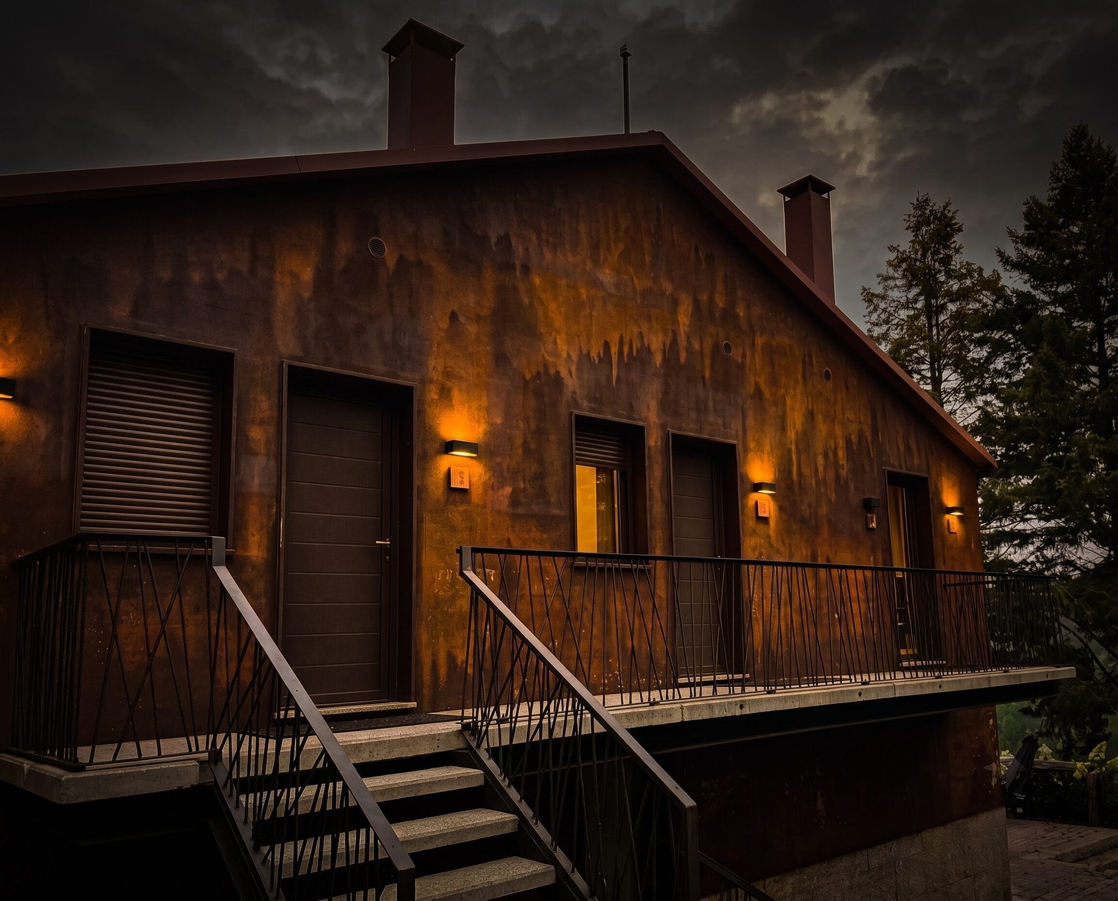 Volumen de acero corten del asador iluminado de noche